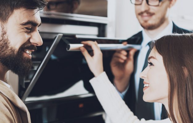 Kunden informieren sich über Küchenoptionen bei Sabel