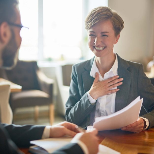 Freundliche Küchenberaterin im Gespräch mit Kunde. Persönliche, kompetente Beratung bei Sabel Küchen in Wuppertal.