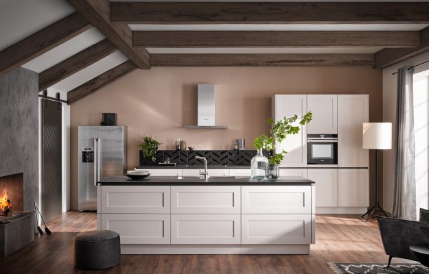 Moderne Landhausküche mit Holzbalken-Decke, heller Kücheninsel und schwarzer Rückwand.