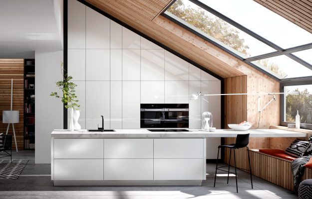 Minimalistische weiße Küche unter Dachschräge mit großer Fensterfront und Holzverkleidung – modernes Küchendesign.