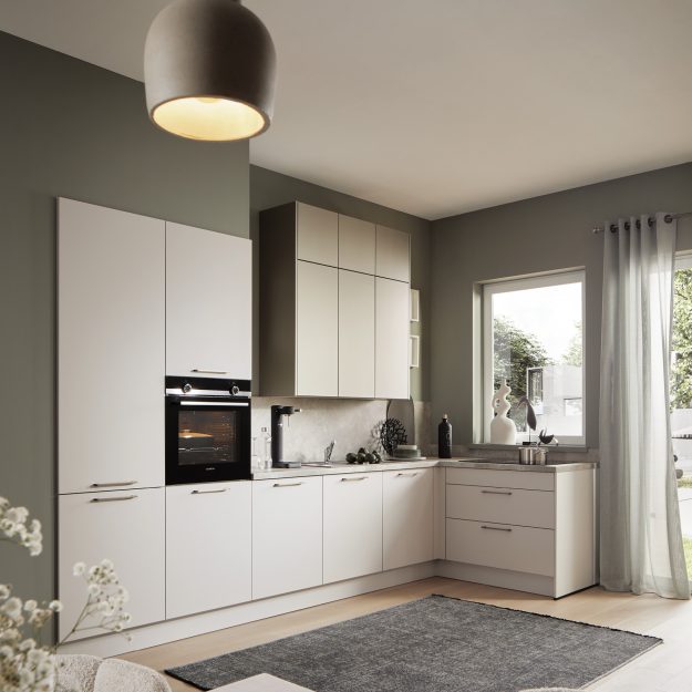 Helle moderne Küche mit Fenster und viel Stauraum