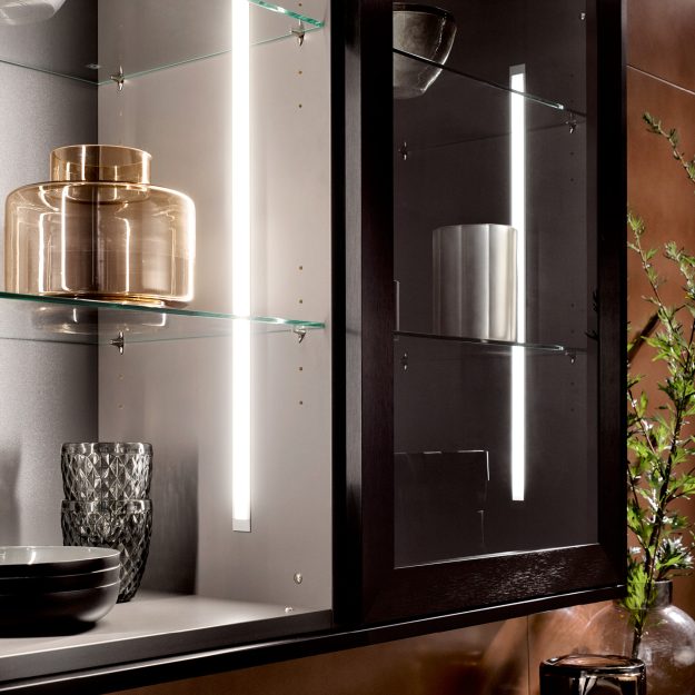 Glasvitrine mit eleganter LED-Beleuchtung und Design-Accessoires