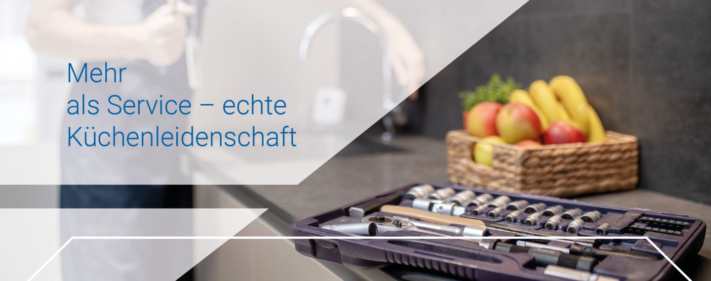 Handwerker mit Werkzeug in moderner Küche – Sabel Service Header